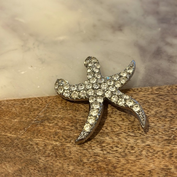 Sparkly starfish brooch - Picture 1 of 3